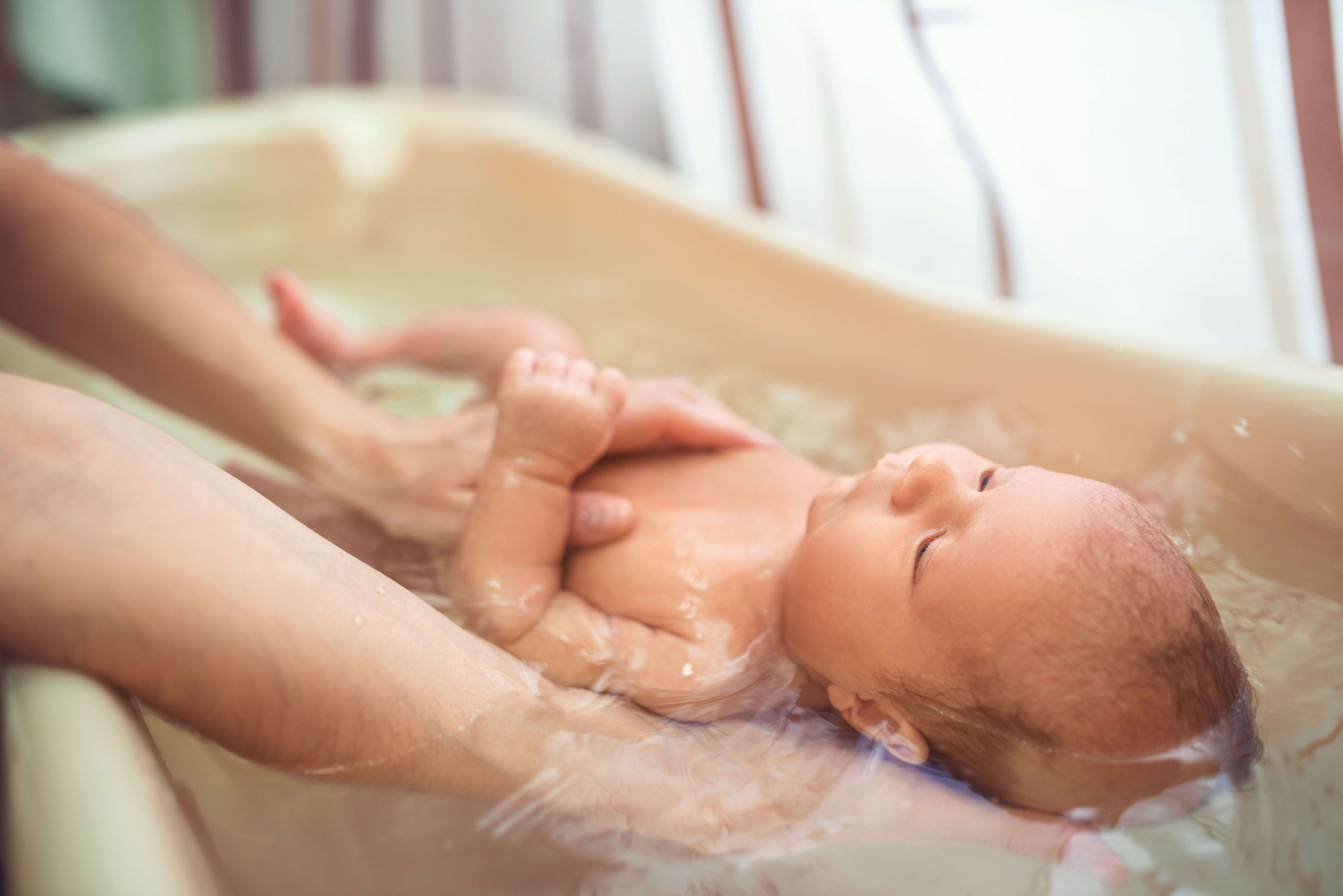 Как мыть новорожденного мальчика. Купание ребенка перед сном. Дети моются в ванной. Ребенка купают перед сном. Купание ребенка с травами.