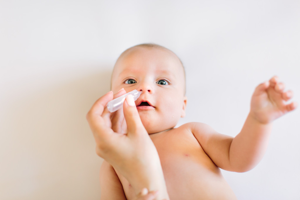 Le premier geste santé avec bébé : le lavage de nez.