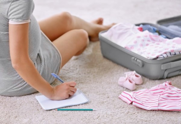 Les indispensables à mettre dans votre valise de maternité