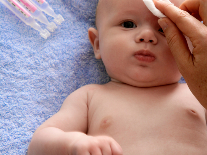 Comment bien laver le nez de bébé ?