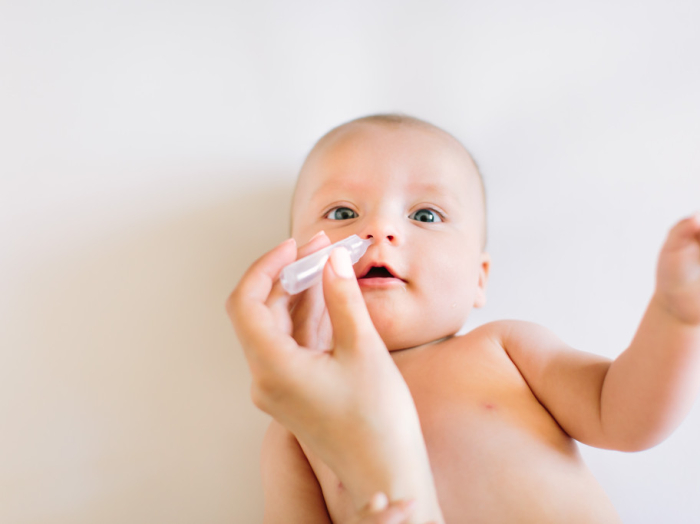 Le premier geste santé avec bébé : le lavage de nez.