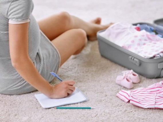 Les indispensables à mettre dans votre valise de maternité