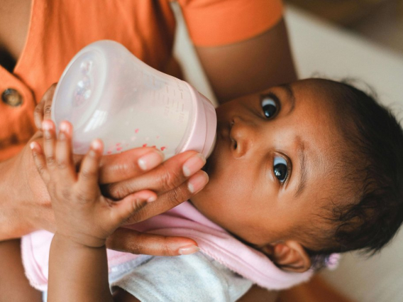 Quel est le meilleur lait infantile pour bébé ? Guide complet pour parents et fu