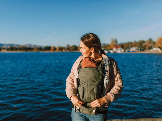 Le portage physiologique : un allié précieux pour bébé…  et pour ses parents! 