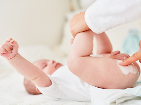 Les bons gestes pour prévenir et soigner l'érythème fessier du bébé
